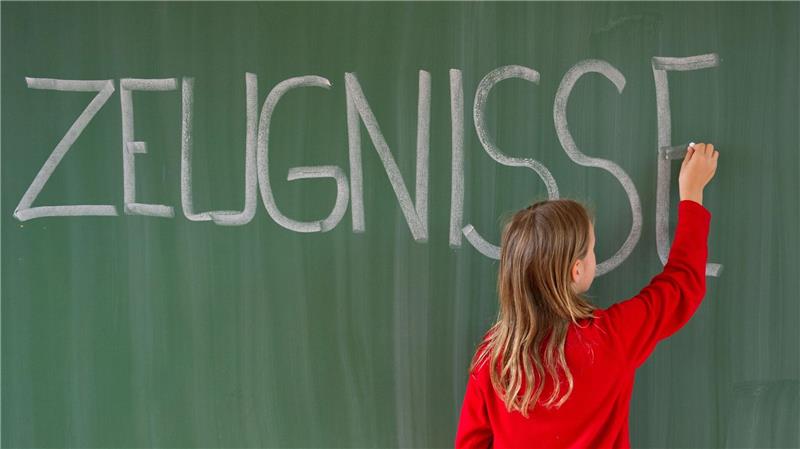 Wer Sorgen wegen seines Halbjahreszeugnisses hat, kann in Niedersachsen telefonische Beratung bekommen. (Symbolbild)