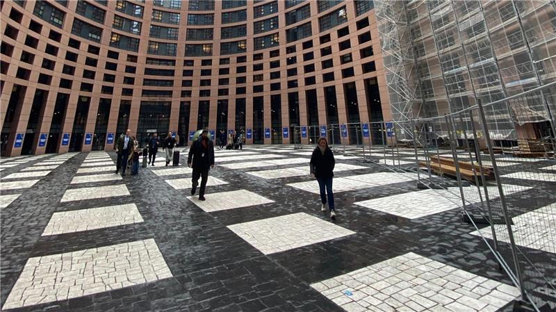 Behörden werfen Huawei Bestechung im EU-Parlament vor Wer als Lobbyist einen Zugangsausweis zum Inneren des EU-Parlaments haben will, muss sich in ein Register eintragen.