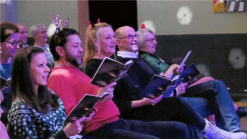 Kulturkraftwerk: Der ganze Saal singt die Weihnachtslieder mit Wer am 3. Advent ins Kulturkraftwerk gekommen ist, hat Lust auf Weihnachten und Weihnachtslieder. Foto: Zietz