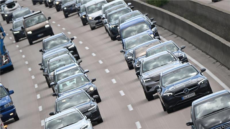 Pfingstwochenende: Stau und viel Verkehr in Niedersachsen Wer am Freitag auf den Autobahnen in Niedersachsen unterwegs war, musste teils viel Geduld mitbringen.
