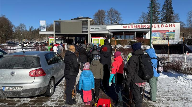 Wer am Montag mit der Seilbahn auf den Wurmberg fahren will, muss erst einmal warten. Vor den Kassenhäuschen bilden sich lange Schlangen.