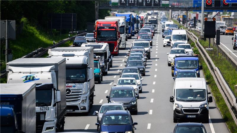 Wer auf Autobahnen in Niedersachsen und Bremen unterwegs ist, braucht oft viel Geduld. (Archivbild)