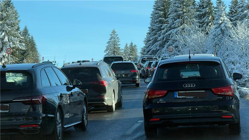 Auf der Straße stehen viele Autos im Stau. 