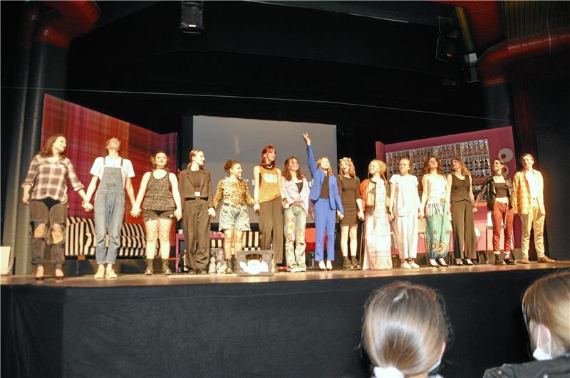 CvD-Theater: Alle Macht den Frauen Wer auf der Bühne brilliert, hat Beifall verdient: Das CvD-Ensemble holt sich am Ende lang anhaltenden Applaus vom Publikum ab. Fotos: Heine