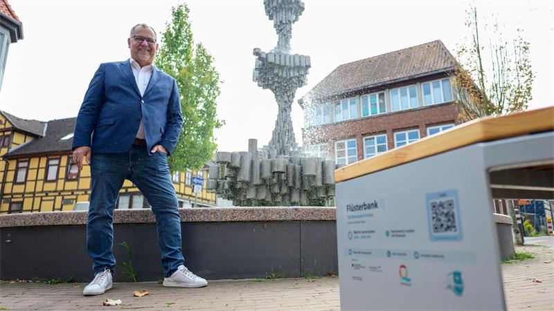 Wer auf der Flüsterbank Platz nimmt, erlebt den Uelzener Brunnen aus ungewohnter Sicht – mit Geschichten, die zum Lächeln bringen. 