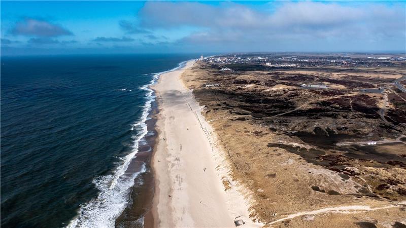Wer auf der Nordseeinsel Sylt ein Haus kaufen möchte, muss laut einem Immobilienmarktreport im Schnitt mehr als 12.500 Euro pro Quadratmeter hinlegen. (Archivbild)