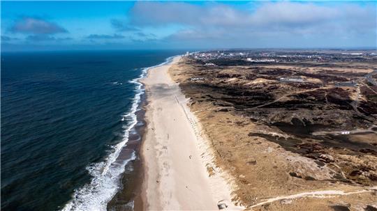 Wer auf der Nordseeinsel Sylt ein Haus kaufen möchte, muss laut einem Immobilienmarktreport im Schnitt mehr als 12.500 Euro pro Quadratmeter hinlegen. (Archivbild)