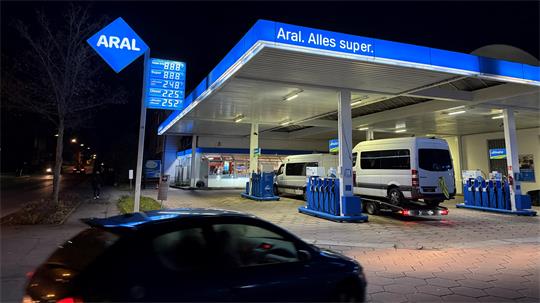 Das Foto zeigt eine Tankstelle am Abend.