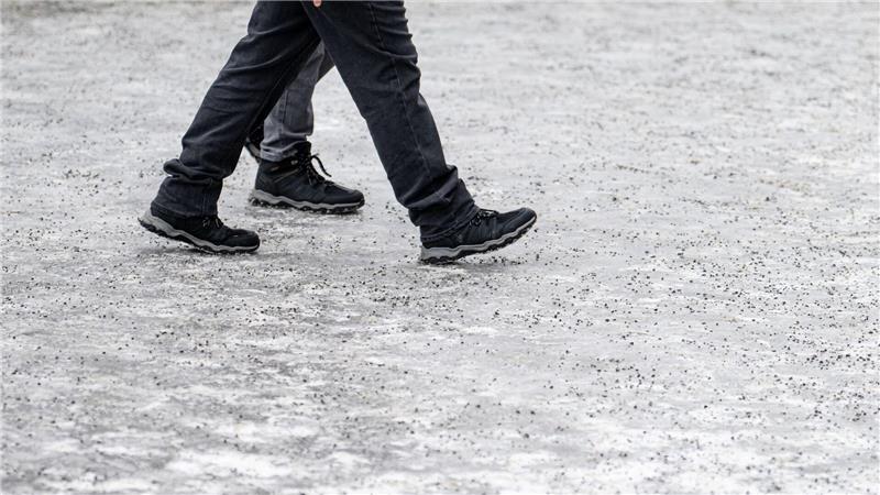 Wer bei Glätte nicht stürzen will, kann sich ein Beispiel an Pinguinen nehmen und kleine Schritte machen. (Symbolbild)