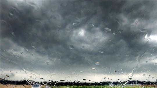 Wer bei einem schlimmen Unwetter im Auto sitzt, sollte die Nerven nicht verlieren.