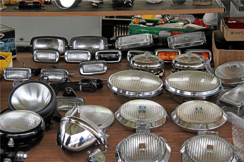 Heiliges Blech braucht schönes Wetter Wer braucht ein Licht? Auch ein großer Teilemarkt gehört zu jedem Oldtimertreffen.
