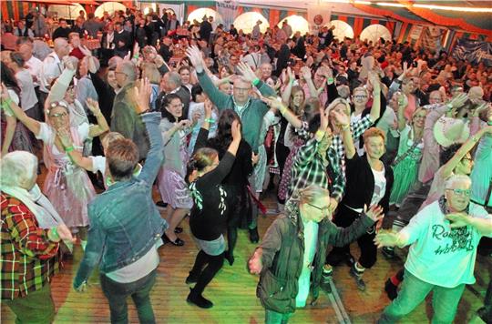 Wer braucht schon das Münchner Original, wenn beim Okeraner Oktoberfest die Stimmung bestens ist?  Fotos: Hohaus