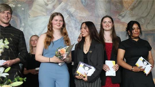 Wer bringt diese Band irgendwann wieder zusammen (v.l.)? Musiklehrer Julian Birk verabschiedet mit Laura Meese-Marktscheffel, Dan Thanh Chau, Anna Kosowski und Sarah Moscoso Silva vier Sechstel der RG-Schulband.