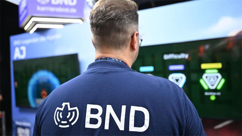 Wer dachte, Spione arbeiteten nur im Verborgenen, der wird bei der Gamescom eines Besseren belehrt: ein BND-Mitarbeiter am Messestand.