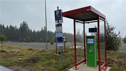 Wer derzeit auf dem Hexenritt-Parkplatz seinen Wagen abstellt und kein Bußgeld in Höhe von 45 Euro zahlen will, muss zahlen, bevor er losfährt, und das rund um die Uhr.