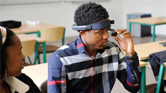 Wer die Datenbrille nutzt, bekommt einerseits auf einem kleinen Display Informationen und kann andererseits mit seinen Händen aktiv sein, zum Beispiel in der Patientenversorgung.
