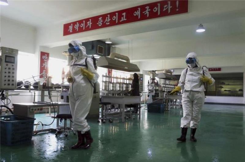 Pandemie überrollt ungeimpftes Nordkorea Wer die Möglichkeit hat, legt Schutzkleidung an. Foto: Cha Song/dpa