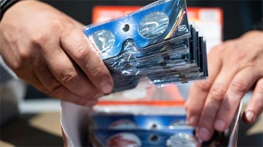 Wer die Sonnenfinsternis genau beobachten möchte, sollte das nur mit spezieller Schutzbrille tun. Sonst drohen ernste Schäden. 