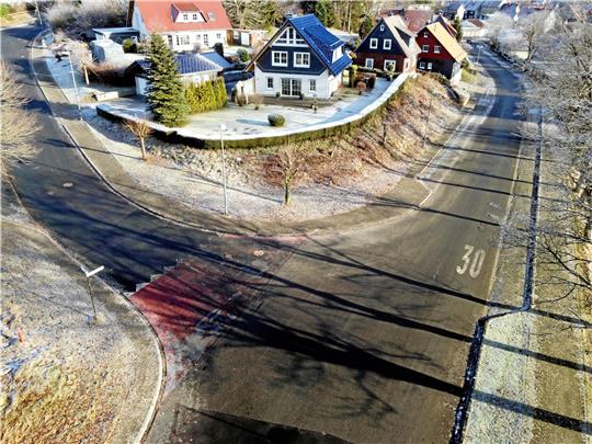Wer die Spiegelthaler Straße bergaufwärts fährt und sich nicht auskennt, ist häufig von der Kreuzung zum Hohen Weg (links) überrascht. Markus Reinhold fordert, dass der Bereich sicherer gestaltet wird.  Fotos: Neuendorf