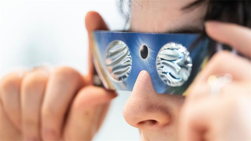 Wer die totale Sonnenfinsternis in Spanien oder die partielle am Abend beobachten will, muss unbedingt eine dafür zertifizierte Spezialbrille aufsetzen. Anderenfalls drohen irreparable Augenschäden. 