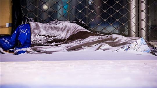 Wer diesen Winter auf der Straße ausharrt, muss bei eisigen Temperaturen ums Überleben kämpfen. (Archivbild)