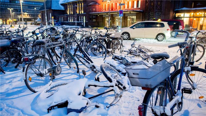 Klirrende Kälte, Eis und Schnee bringen Freude und Probleme Wer draußen unterwegs ist, muss wegen des eisigen Winterwetters weiter vorsichtig sein.