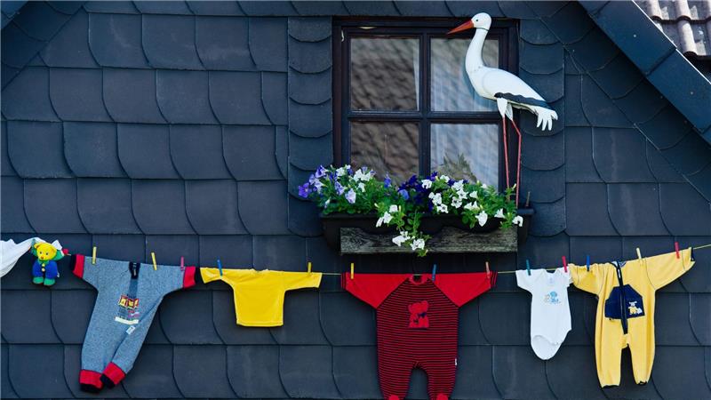 Kindergeld ohne Antrag: Wann es kommt - und für wen Wer ein Kind bekommt, hat oft erstmal keinen Kopf für Papierkram. (Archivbild)