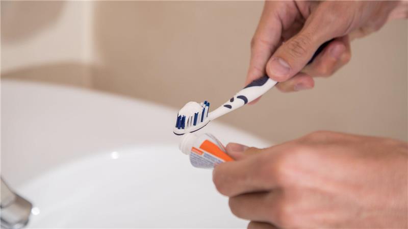 Wer eine Handzahnbürste verwendet, sollte beim Zähneputzen besonders auf die richtige Technik achten.