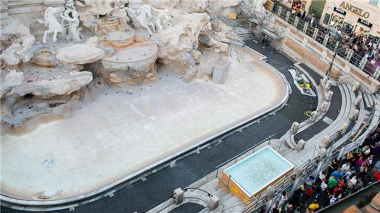 Wer eine Münze in den Brunnen wirft, wünscht sich einer Legende nach eine sichere Rückkehr nach Rom.