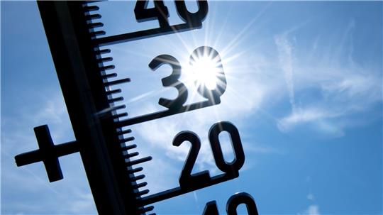 Wer eine mobile Klimaanlage kauft, sollte sich über die Stromkosten der Geräte im Klaren sein, raten die Vergleichsportale Verivox und Testberichte.de. (Symbolbild)
