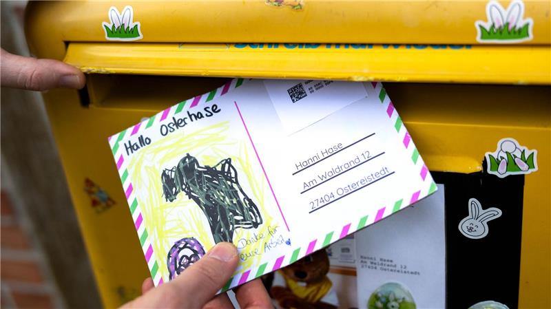 Wer einen Brief an den Osterhasen schreiben möchte, kann die Post in einen ganz normalen Briefkasten einwerfen. (Archivbild)