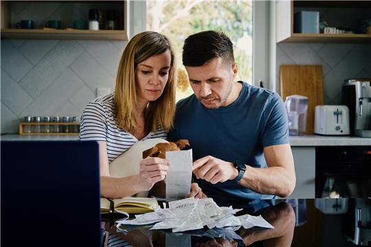 Wer einen Computer auf Rechnung kauft oder online auf Rechnung bestellt, stimmt meist einer Prüfung der eigenen Kreditwürdigkeit zu. Foto: Lazy Bear/Shutterstock