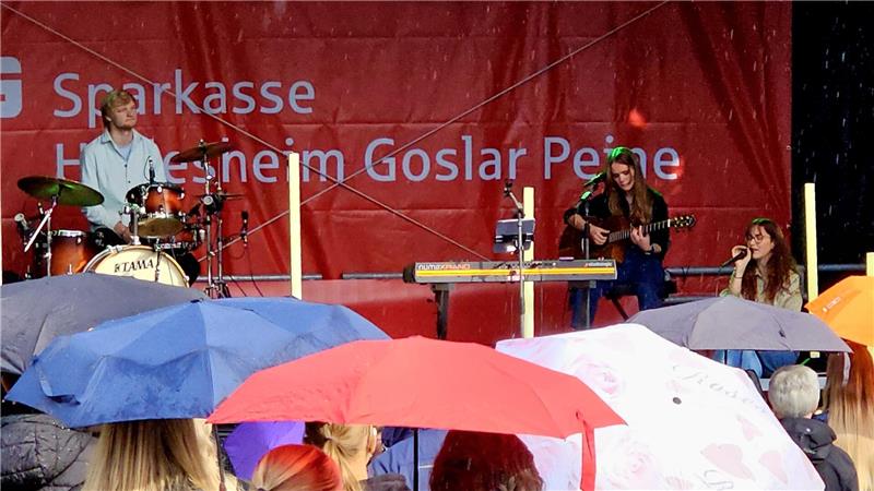 Wer einen Regenschirm gestern beim Altstadtfest dabei hat, genießt durchaus Vorteile.