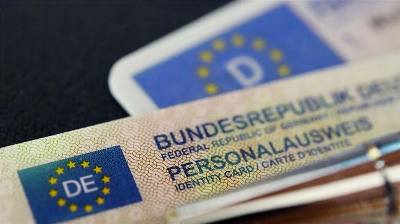 Wer einen neuen Ausweis beantragt, muss bald kein ausgedrucktes Bild mehr mitbringen. (Archivbild)