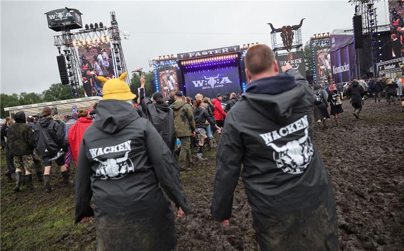 Metalfans feiern in Wacken, aber nicht alle dürfen rein Wer es geschafft hat reinzukommen, freut sich dabei zu sein - trotz Schlamm und Regen.