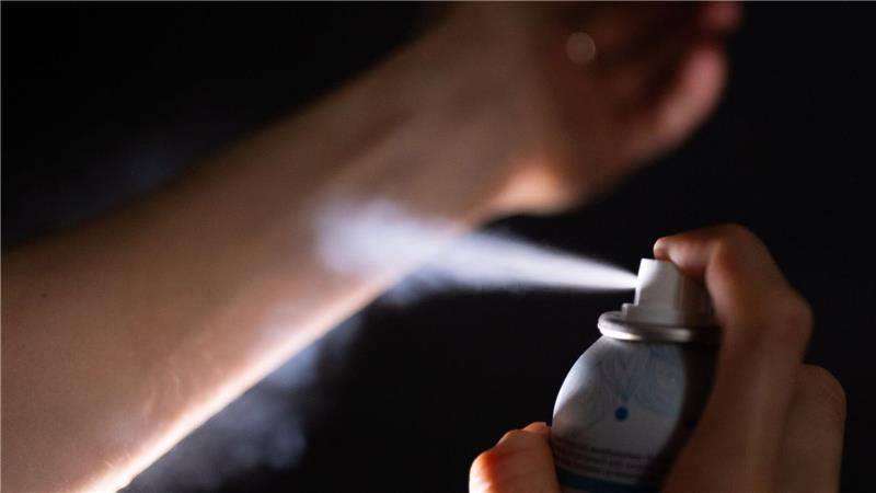 Wer ganz sicher eine Deo-Aura haben will, sprüht es nicht nur auf die Achseln, auf Haare oder Brust, sondern auch aufs Handgelenk. (Symbolbild)
