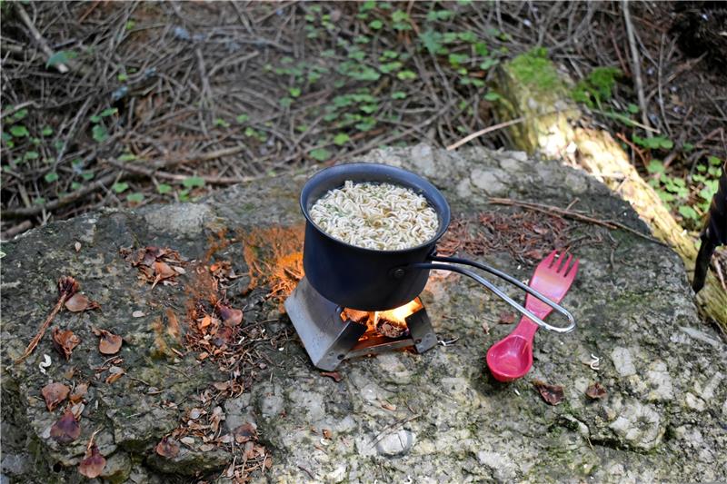 Blackout-Gefahr: Bürgermeister von Schladen-Werla gibt Tipps Wer genügend Dosen, Wasser in Flaschen und einen Campingkocher eingelagert hat, kann im Ernstfall einige Tage ohne Stromzufuhr zurecht kommen. Symbolfoto: Pixabay