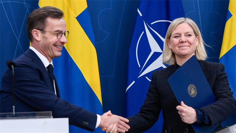 Wer gewinnt das Rennen um die Macht in Schweden - Regierungschef Ulf Kristersson (links) oder Herausforderin Magdalena Andersson (rechts)? (Archivbild)