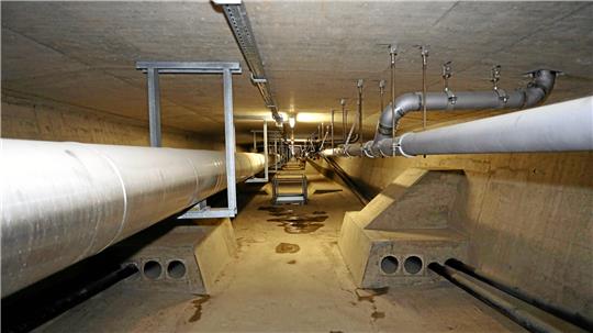 Wer hätte gedacht, dass sich im Inneren der Weißwasserbrücke so viele Leitungen befinden? Foto: Neuendorf