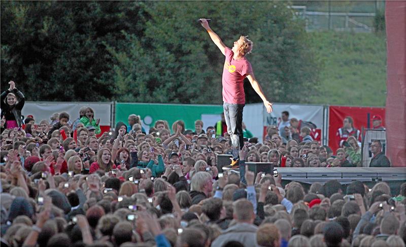 Wer hätte ihn noch erkannt? Im August 2011 begeistert Sänger Samu Haber mit Sunrise Avenue die mehr als 25.000 Fans aus ganz Norddeutschland beim Konzert Stars@ndr2 auf der Rennbahn am Weißen Stein. Archivfoto: Epping