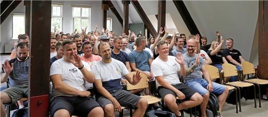 Wer hat alles eine Schultüte bekommen? Viele Hände der neuen Bergschüler schießen in die Luft. Foto: Kammer