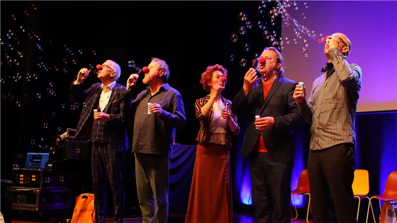 Die Distel fragt: „Wer hat an der Welt gedreht?“ Wer hat an der Welt gedreht? Die Distel aus Berlin setzt sich für die Besucher im Kulturkraftwerk auch mal die Clownnasen auf.