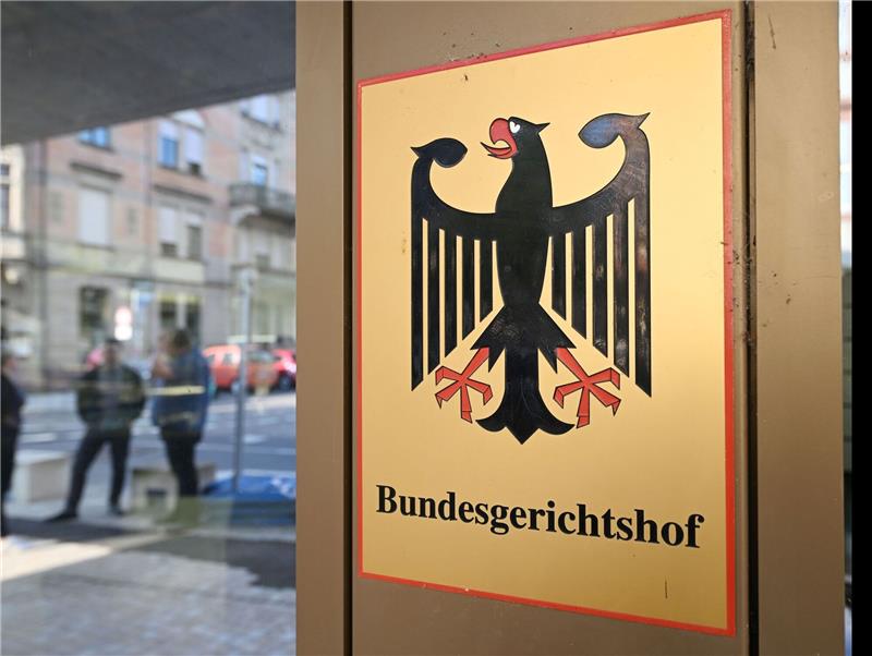 Waffenverkauf an Lübcke-Mörder: Teil-Freispruch rechtens Wer hat dem Mörder des Kasseler Regierungspräsidenten Lübcke einst die Tatwaffe verkauft? Das Landgericht Paderborn konnte diese Frage nicht klären und sprach den Angeklagten seinerzeit frei. Ob dies rechtens war, hat der Bundesgerichtshof geprüft.