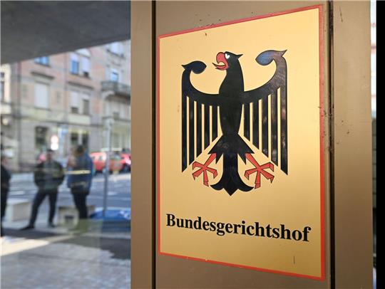 Wer hat dem Mörder des Kasseler Regierungspräsidenten Lübcke einst die Tatwaffe verkauft? Das Landgericht Paderborn konnte diese Frage nicht klären und sprach den Angeklagten seinerzeit frei. Ob dies rechtens war, hat der Bundesgerichtshof geprüft.