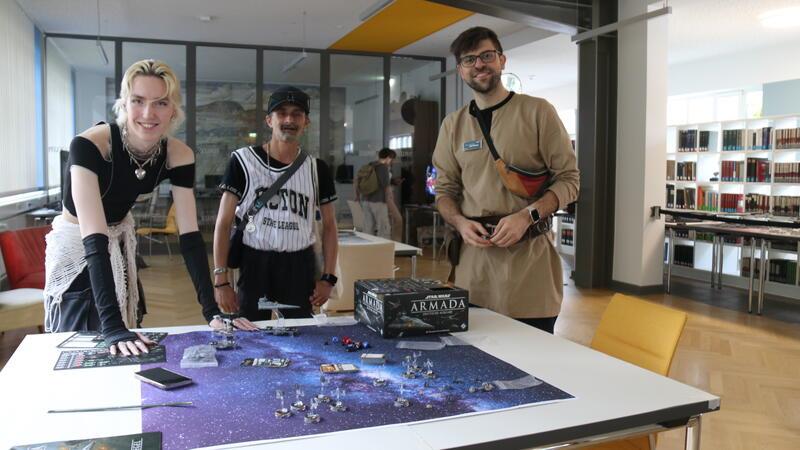 Wer hat die besten Raumschiffe für die Schlacht? Filip Sandte (v.l.), Kai Mohamed und Lukas Banas bereiten sich vor auf das Spiel „Armada“.
