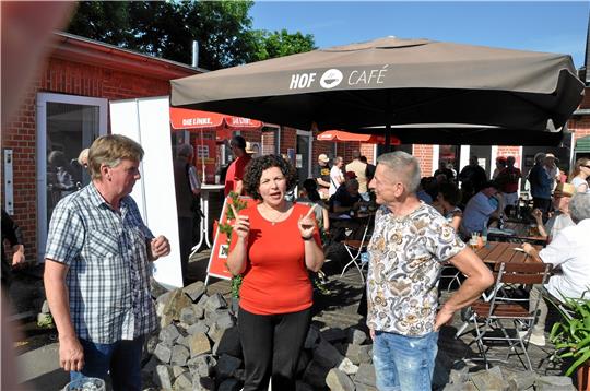 Wer hier wohl die Richtung vorgibt? Bundestagsfraktionschefin Amira Mohamed Ali mit Oberbürgermeister-Kandidat Michael Ohse (li.) und Landratsbewerber Rüdiger Wohltmann beim Linken-Sommerfest auf den Goslarschen Höfen.  Foto: Heine