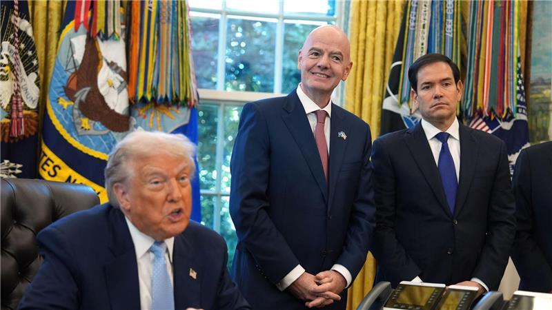 Wer hört auf wen? In der Frage zur WM-Teilnahme des Iran kommt es auf US-Präsident Donald Trump (l), Außenminister Marco Rubio (r) und FIFA-Präsident Gianni Infantino an. (Archivbild)