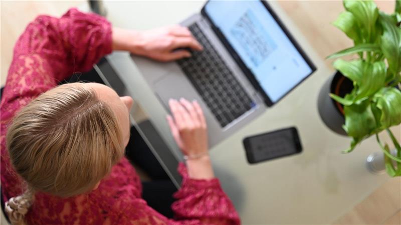 Wer im Internet Verträge abschließt, soll diese künftig einfacher wieder stornieren können. (Symbolbild)