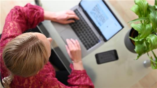 Wer im Internet Verträge abschließt, soll diese künftig einfacher wieder stornieren können. (Symbolbild)