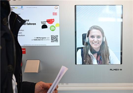 Wer in Baden-Württemberg ein Bahnticket kaufen will, kann an 55 Standorten sogenannte Video-Reisezentren der Deutschen Bahn (DB) nutzen.